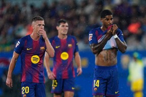 体育官方网页版入口-法甲赛程吃紧,巴塞罗那国际比赛日队长鼓劲,目标明确,轮换策略成焦点-体育官方网页版入口