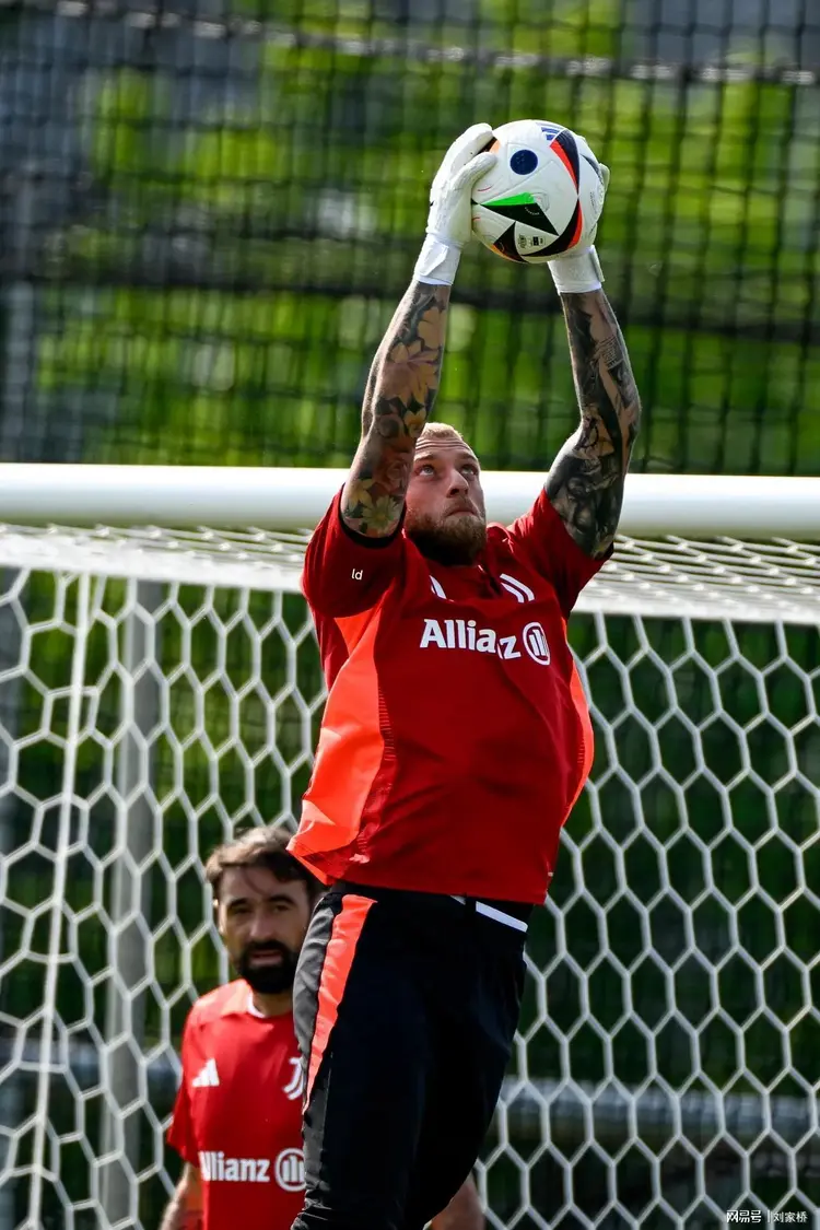 尤文后卫神勇救险,助球队成功保级,开始开发大学工具. 尤文后卫神勇救险,助球队成功保级,开始开发大学工具.