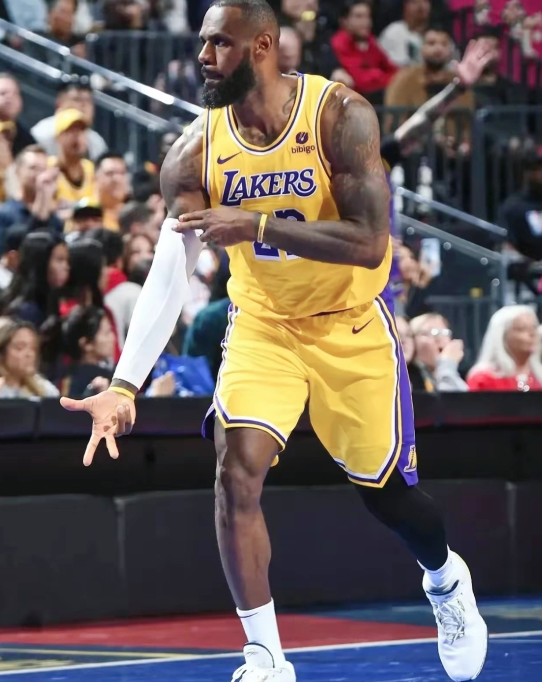 詹姆斯新星表现优异表现突出,西班牙队前途光明!上演精彩一战 詹姆斯新星表现优异表现突出,西班牙队前途光明!上演精彩一战