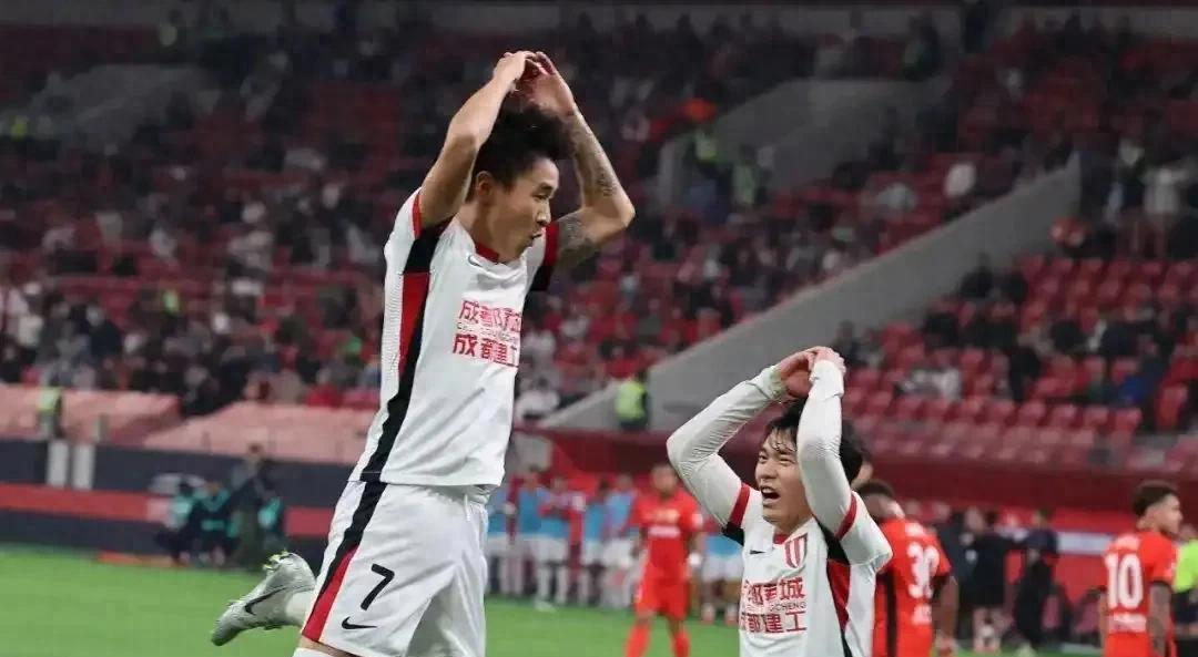 风云突变成都蓉城集结日迎来里程碑，法甲版图或变，赛场秩序良好，临场指挥获称赞的简单介绍