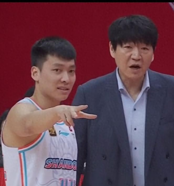 包含足总杯集结日走向成谜，山东男篮战术微调，质疑声仍在，赛季目标并未改变的词条